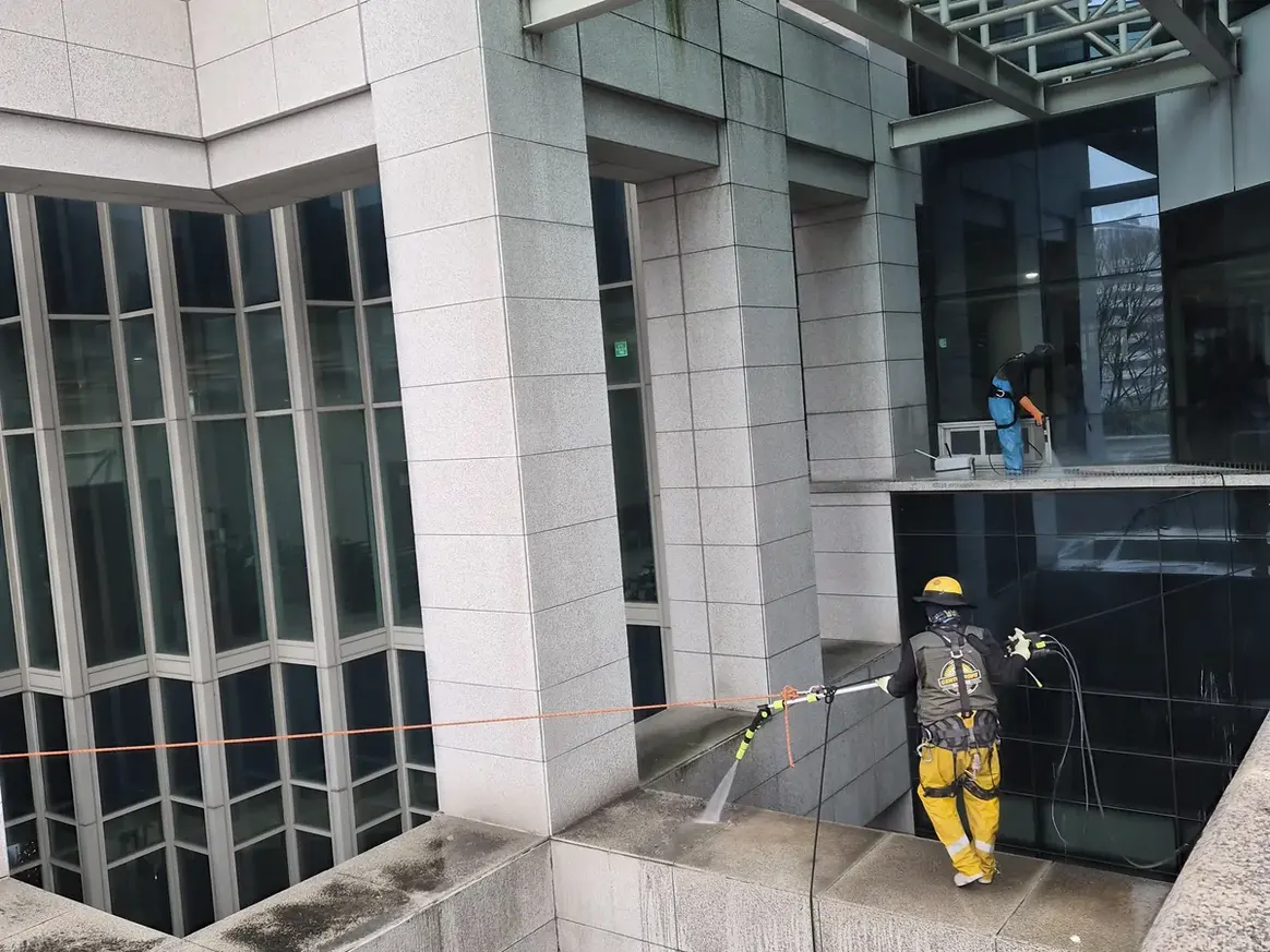 성남시 중원구 도촌동 상가건물 옥상 파라펫 장비 주변 정밀 위생청소 사례 - 행진크린