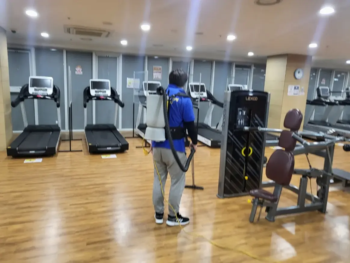 하남시 덕풍동 헬스장 샤워실 장비 주변 정밀 위생청소 사례 - 행진크린