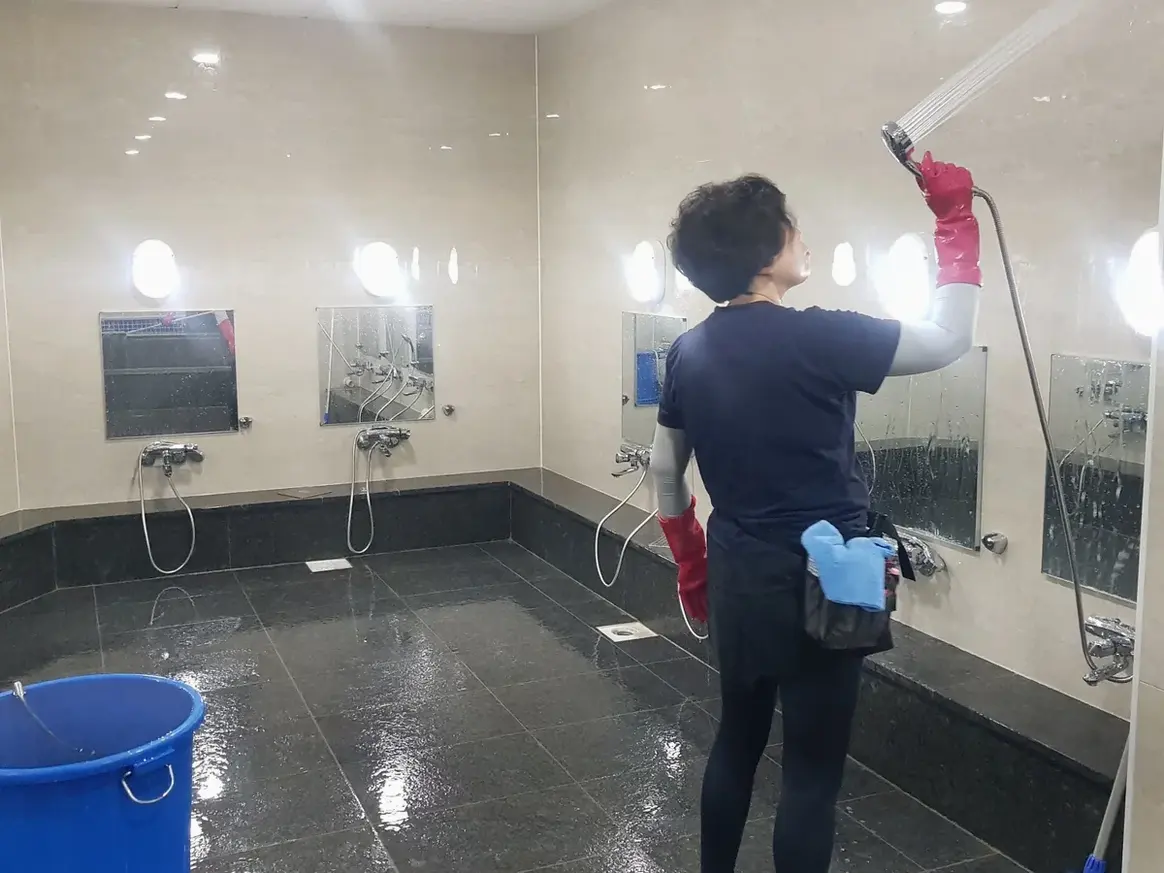 여주시 신진동 목욕탕 탈의실·파우더룸 바닥 위생청소 사례 - 행진크린
