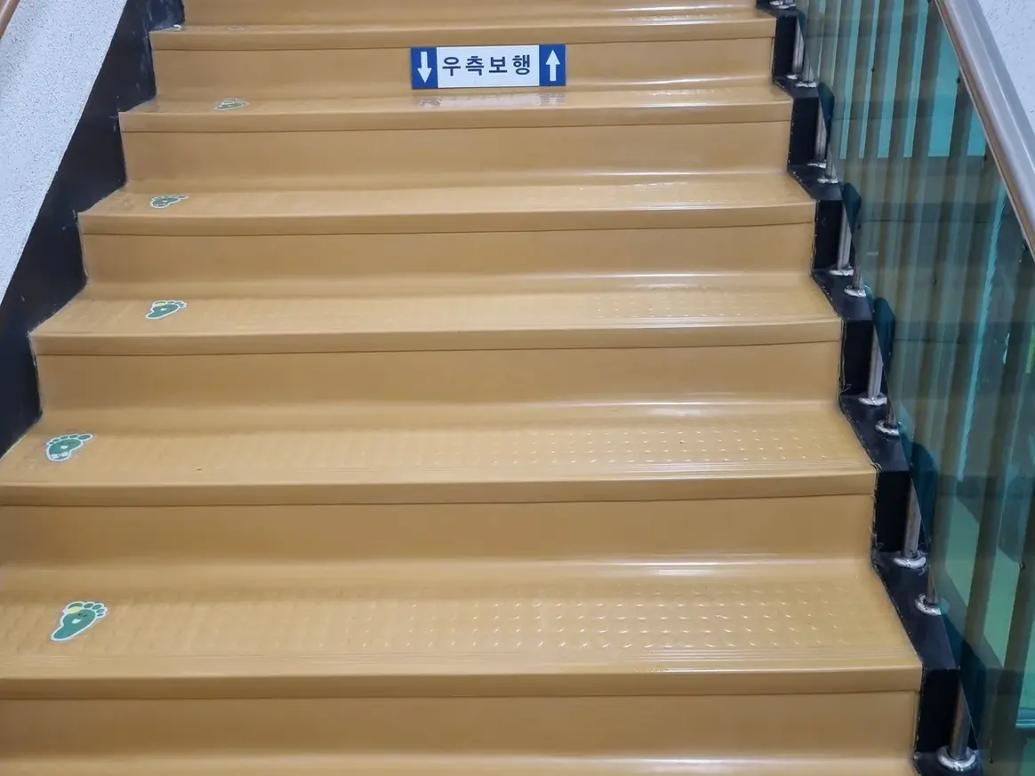 하남시 선동 어린이집 현관·신발장 바닥 위생청소 사례 - 행진크린